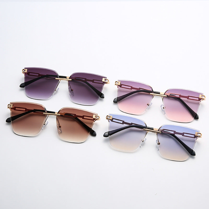 Sunglasses with metal frame finish and colored gradient